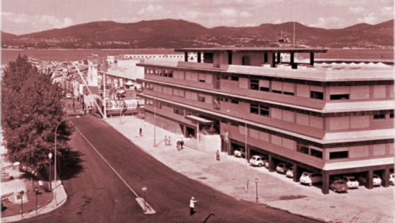 Foto en branco e negro do edificio do IIM en Bouzas o día da súa inauguración. 