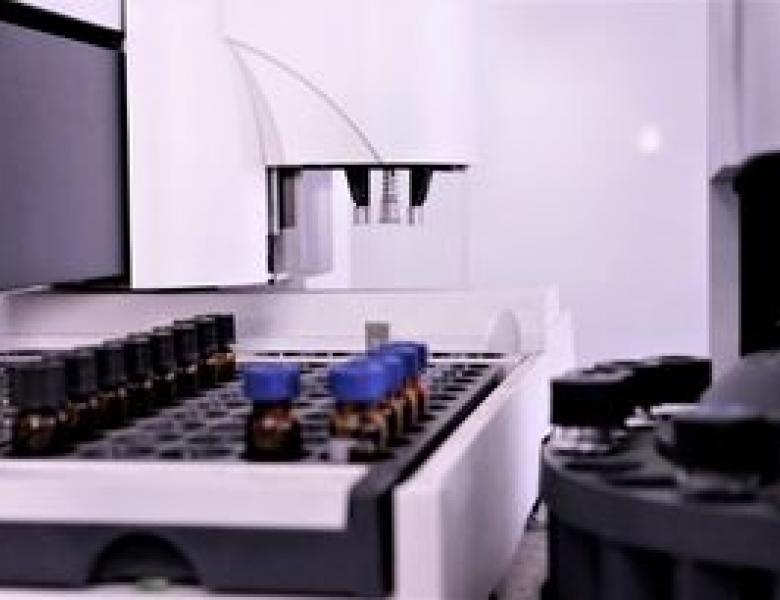 Aparello branco con mostras cargadas en pequenos viais